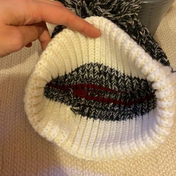 *free with purchase* Knit pom pom toque - Picture 4 of 4